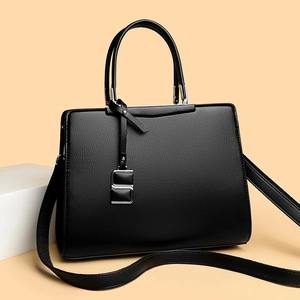 Borsa a mano strutturata in pelle martellata nera con finiture argentate e tracolla