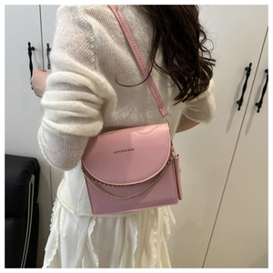 Détail du sac à rabat en cuir PU rose avec chaîne en métal et imprimé de lettres décoratives