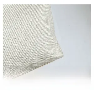 Dettaglio del tessuto in twill spesso e delle cuciture rifinite della borsa
