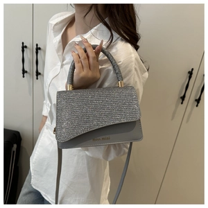 Dettaglio borsa a tracolla con patta glitterata argento e scritta miss.mini dorata