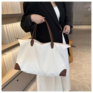 Bolso de viaje blanco grande para mujer con asas marrones para viajes cortos y uso