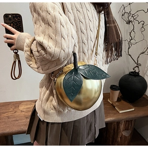 Sac bandoulière créatif en forme de pomme dorée avec feuilles vertes et chaîne métal