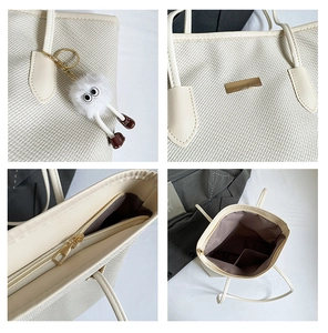 Dettaglio della borsa tote intrecciata bianco sporco con trama, zip e ciondolo di peluche