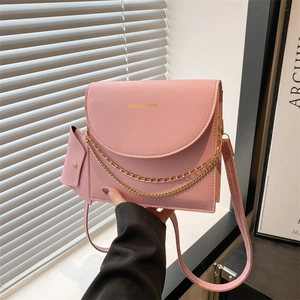 Sac à bandoulière rose en cuir PU avec chaînes dorées et pochette dans un décor chic