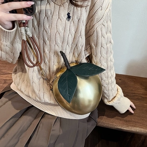 Sac bandoulière créatif en forme de pomme dorée avec chaîne et détail de feuille