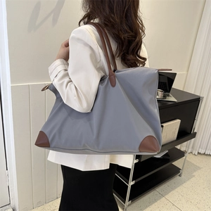 Bolsa de viaje grande de nailon gris con asas de cuero marrón para mujer y uso diario