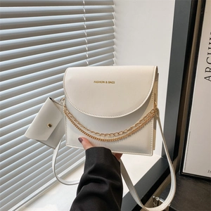 Sac bandoulière blanc en cuir mat avec chaîne métallique et mini pochette ronde