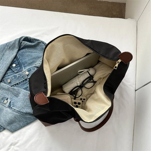 Bolso de viaje grande negro para mujer con interior espacioso y artículos diarios