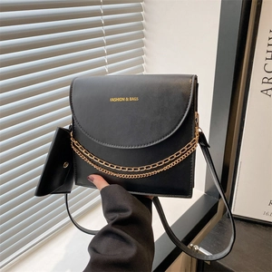 Sac à bandoulière noir avec chaînes dorées et mini pochette pour le trajet quotidien