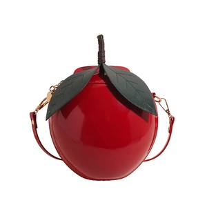 Sac bandoulière créatif en forme de pomme en cuir verni rouge avec détail de feuille
