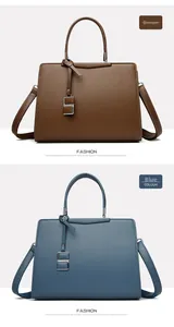 Dettaglio delle borse tote in ecopelle con trama litchi in marrone e blu e ciondolo a forma di S