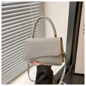 Borsa a mano grigio argento con paillettes scintillanti e dettagli dorati moda