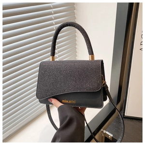 Elegante borsa a tracolla nera con patta scintillante e logo miss.mini in oro lucido