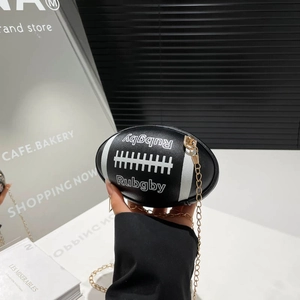 Unieke zwarte rugbv-vormige crossbodytas met gouden ketting en letters in reliëf