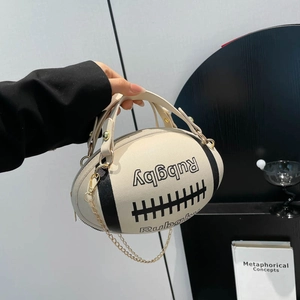 Chique crèmewitte handtas in rugbyvorm met zwarte strepen en een gouden ketting