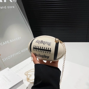 Witte crossbodytas in rugbyvorm met zwarte strepen en een gouden ketting