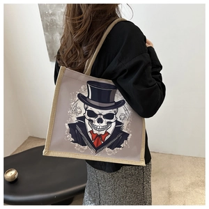 Détail du sac cabas en toile avec illustration de crâne montré en vue de dos porté