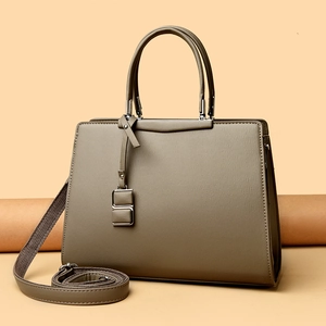 Sac à main minimaliste en cuir kaki avec pendentif en S argenté et bandoulière réglable