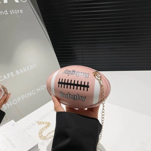 Roze rugbyvormige crossbodytas met ketting, letters in reliëf en kiezellederen look