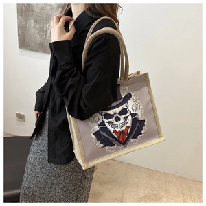 Gros plan de l'illustration de crâne sur grand sac cabas en toile à texture tissée
