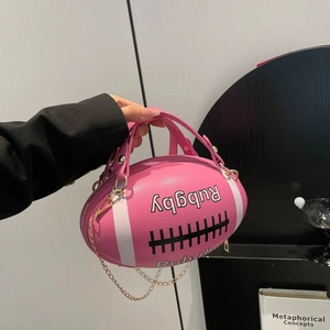 Roze rugbyvormige handtas met zwarte letterprint en gouden metalen kettingriem