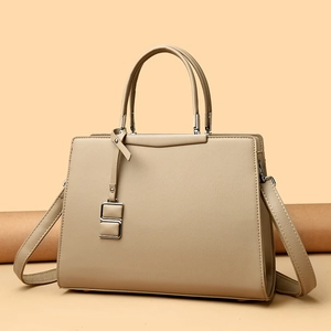 Sac à main trapèze beige élégant avec pendentif en S argenté et bandoulière réglable
