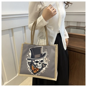 Détail du sac cabas en toile grise avec un motif élégant de gentleman squelette chic