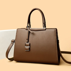 Sac à main marron en cuir litchi avec poignées et bandoulière amovible pour femme