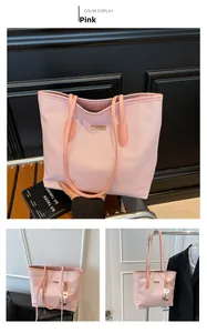 Dettaglio della borsa tote rosa intrecciata con spalline sottili e logo in metallo