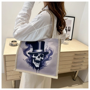 Détail du sac cabas en toile avec imprimé tête de mort et anses en corde pour Halloween