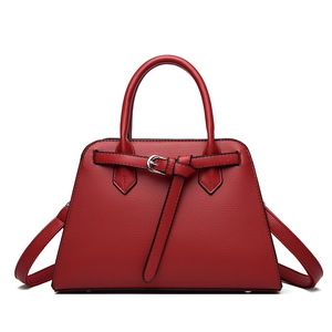 Sac à main trapèze rouge pour femme en cuir texturé avec détails en métal argenté