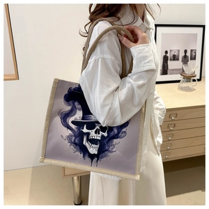 Détail du sac cabas avec imprimé crâne et poignée en corde robuste dans une pièce