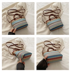 Detailansicht der bunt gestreiften Strohhandtasche mit braunem Ledergriff und Metallteilen