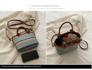 Detailansicht der gestreiften Strohtasche mit Ledergriffen und geräumigem Innenfach