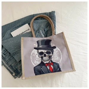 Gros plan du sac fourre-tout Halloween avec motif de crâne gothique et anses tissées