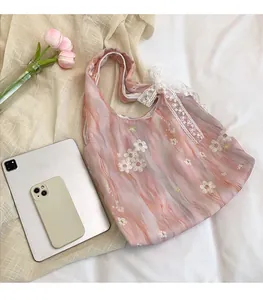 Sac fourre-tout rose dégradé avec fleurs, nœud en dentelle blanche et fini satiné