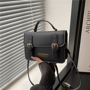 Piccola borsa nera in ecopelle con manico superiore e fibbie dorate da donna