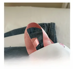 Nahaufnahme von rosa Schmetterlingsmuster und robustem Nylon-Tragegriff am Mini-Rucksack