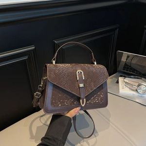 Petit sac à bandoulière marron rétro avec motif serpent et boucle dorée chic
