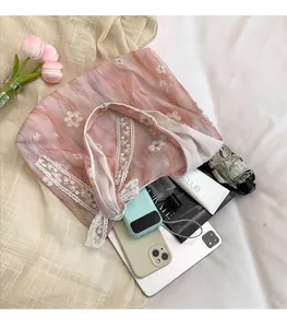 Détail de l'intérieur du sac fourre-tout à fleurs roses avec grande capacité de rangement