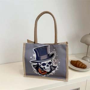 Sac cabas Halloween en toile avec tête de mort et nœud papillon dans un décor minimaliste