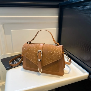 Sac bandoulière marron motif serpent avec boucle argentée et poignée sur fond blanc