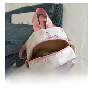 Detailansicht des Mini-Rucksacks mit Kartenfächern und rosa Schmetterlingsdrucken