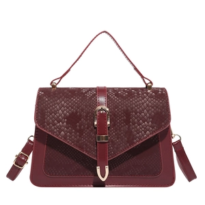Sac bandoulière élégant bordeaux avec gaufrage serpent et boucle dorée chic