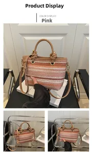 Detail der gestreiften Strohtasche in Rosa mit Ledergriffen und Knotenverzierung