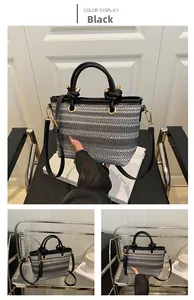 Detail der gewebten Strandtasche mit schwarzem Farbverlauf und Lederriemen