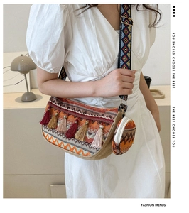 Détail du sac seau bohème avec glands colorés et large bandoulière tissée géométrique