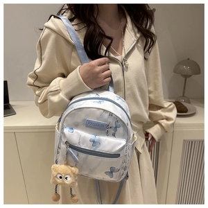 Mini Schmetterlingsrucksack mit Plüschanhänger Detail an weiß-blauem Tagesrucksack