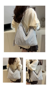 Détail du sac cabas en toile à rayures noires et blanches avec bandoulière à nœud unique