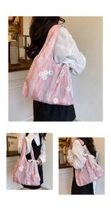 Détails du sac cabas rose à fleurs en mesh avec nœud en dentelle blanche et broderie